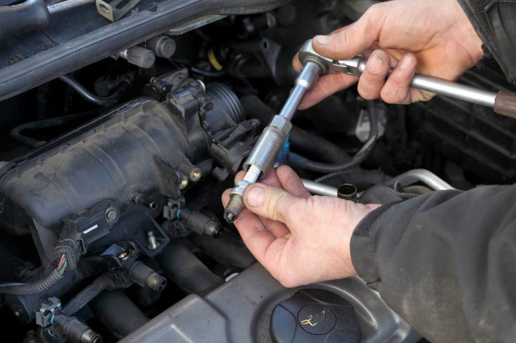 Tightening spark plug